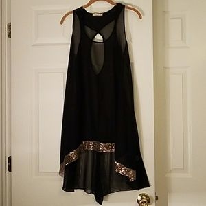 Sheet tunic with gold sequin accent